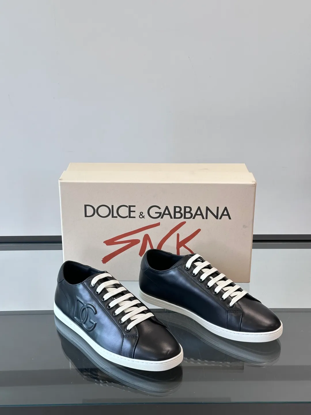 Men's shoes 💰p400 "DG" Dolce & Gabbana fashion casual shoes, high-end boutique men's casual sports shoes! Imported first layer cowhide. The contrasting color design attracts the eye, and the brand logo decoration on the tongue is exquisite and luxurious, super A level! Compared with the genuine product at the counter, the version is no worse at all! size: 38-44 (45 customized)